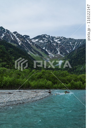 日本　長野県松本市安曇にある山岳景勝地の上高地　新緑に囲まれた梓川と後ろに見える穂高連峰 118122147