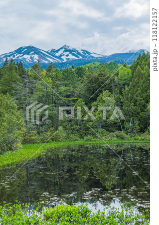 日本　長野県松本市安曇の乗鞍高原にある牛留池の展望台から見える乗鞍岳 118122157