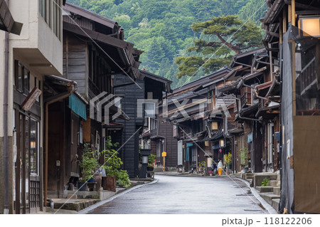 日本 長野県塩尻市奈良井にある中山道の宿馬町、奈良井宿の町並み 日本 長野県塩尻市奈良井にある中山道の宿馬町、奈良井宿の町並み 118122206
