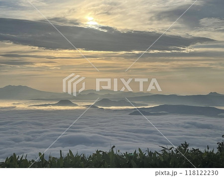 北海道津別峠から見える絶景の朝日と雲海 北海道津別峠から見える絶景の朝日と雲海 118122230