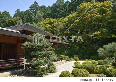 曼殊院門跡 庭園 大書院から見る小書院と亀島 夏 曼殊院門跡 庭園 大書院から見る小書院と亀島 夏 118122245