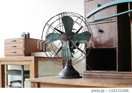 古い教室を思わせるアンティークショップの日本の昭和レトロ家具 118122266