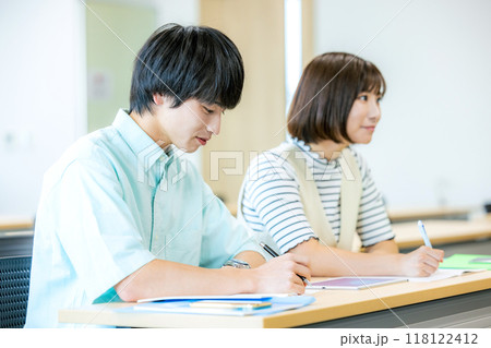 大学生　授業　撮影協力：学校法人電波学園　東京電子専門学校 118122412
