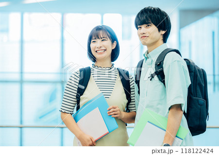 大学生　男女　2人　撮影協力：学校法人電波学園　東京電子専門学校 118122424