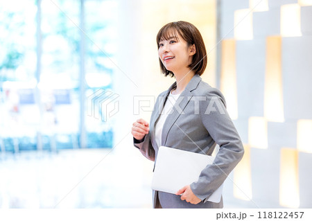 女性　ビジネス　撮影協力：学校法人電波学園　東京電子専門学校 118122457