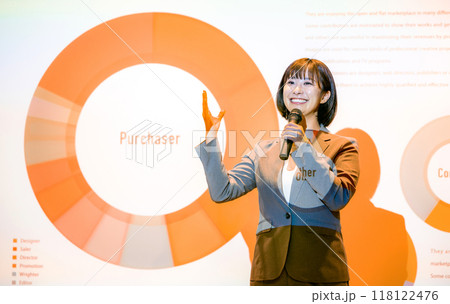 スーツでセミナーをする女性　撮影協力：学校法人電波学園　東京電子専門学校 118122476