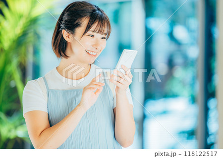 スマホ　女性　撮影協力：学校法人電波学園　東京電子専門学校 118122517