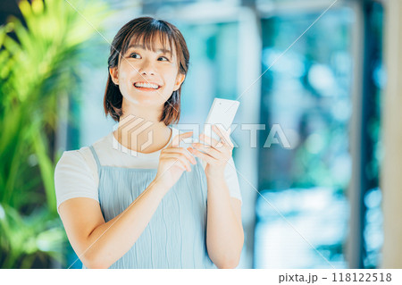 スマホ　女性　撮影協力：学校法人電波学園　東京電子専門学校 118122518