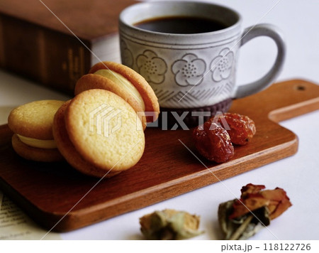 美味しそうなクッキーとコーヒー 美味しそうなクッキーとコーヒー 118122726