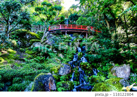 【青森】秋の弘前 藤田記念庭園の低地部から見上げる赤い橋 【青森】秋の弘前 藤田記念庭園の低地部から見上げる赤い橋 118122804