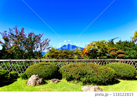 【青森】秋の弘前　藤田記念庭園の高台部から望む岩木山 118122815