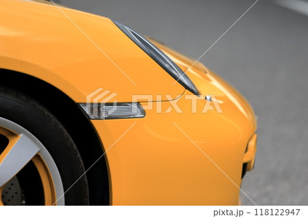 黄色いスポーツカー 118122947