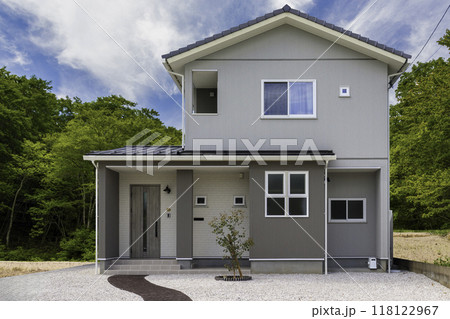 新緑と住宅外観 118122967