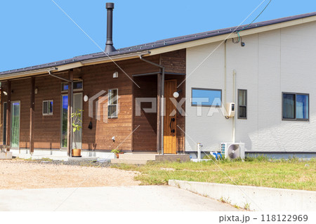 煙突のある平屋建て住宅　玄関アプローチ 118122969