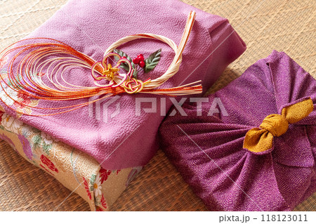 お歳暮やお中元イメージの風呂敷包みと水引き 118123011
