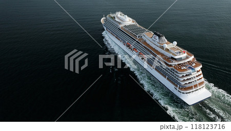 クルーズ客船　バイキング・エデンの船旅 118123716