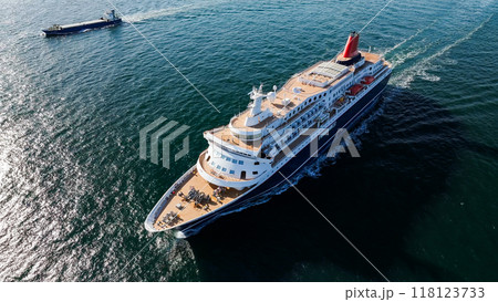 クルーズ客船　にっぽん丸の船旅 118123733