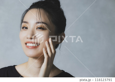 歯が綺麗な若い女性　 118123791