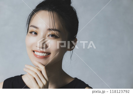 歯が綺麗な若い女性　 118123792
