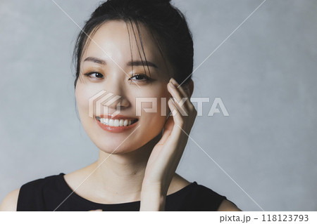歯が綺麗な若い女性 歯が綺麗な若い女性 118123793