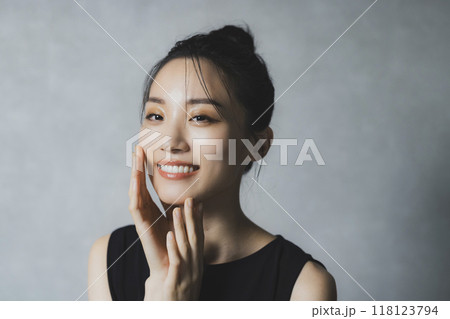歯が綺麗な若い女性　 118123794
