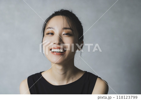 歯が綺麗な若い女性　 118123799