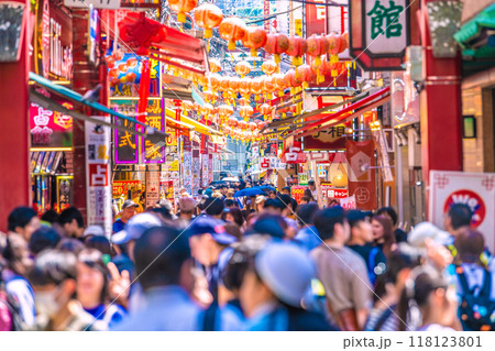 日本の横浜都市景観 9月。賑わう横浜中華街・中華街大通りや市場通り（奥）などを望む…＝7日 118123801