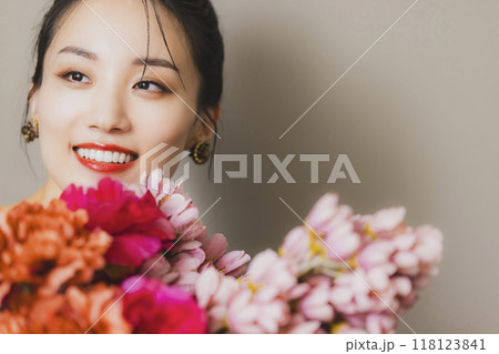 歯が綺麗な若い女性 118123841