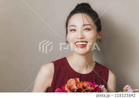 歯が綺麗な若い女性 歯が綺麗な若い女性 118123842