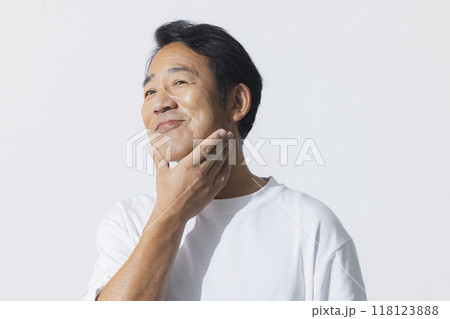 ミドル男性スキンケアイメージ　 118123888