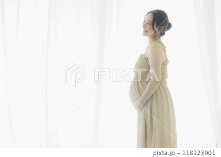 窓際に立つ妊婦さん　　 118123901