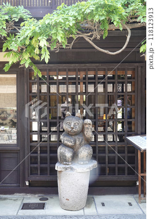 城下町の古い町並み 店先に飾られている木彫りの招き猫 城下町の古い町並み 店先に飾られている木彫りの招き猫 118123913