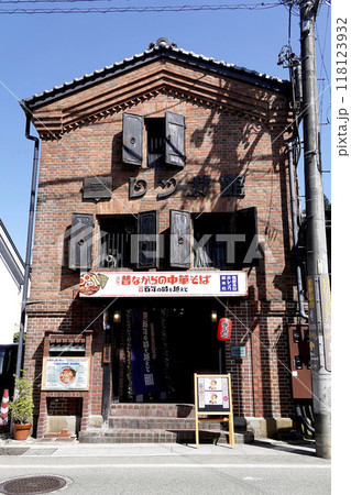 城下町の古い町並み 歴史ある赤煉瓦の蔵を利用した飲食店 118123932