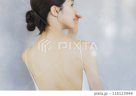 若い女性の背中 若い女性の背中 118123949