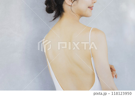 若い女性の背中 118123950