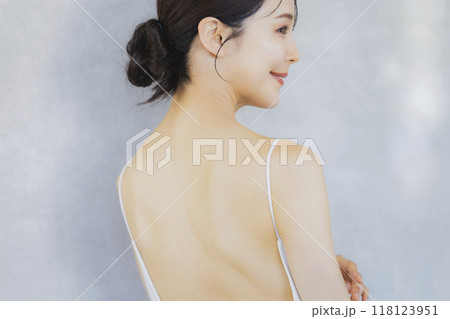 若い女性の背中 118123951