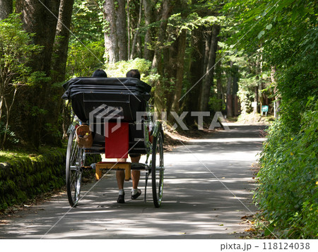 夏の軽井沢 緑の中を走る人力車 夏の軽井沢 緑の中を走る人力車 118124038