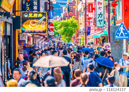 日本の横浜都市景観 暑さ続く…横浜中華街。コロナ禍前と変らない賑わい…マスク姿もほぼ消えた=9月7日 日本の横浜都市景観 暑さ続く…横浜中華街。コロナ禍前と変らない賑わい…マスク姿もほぼ消えた=9月7日 118124157