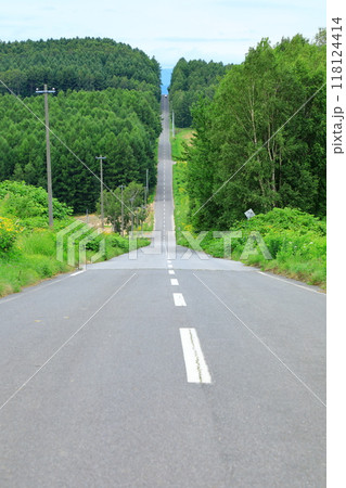 就実の丘の長く続くジェットコースターの様な一本路 118124414