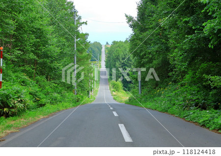 就実の丘の長く続くジェットコースターの様な一本路 118124418
