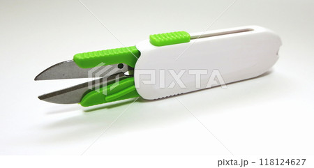 裁縫や釣りで糸を切るのに使うラインカッター 118124627