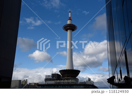 秋の京都タワー　京都駅ビルから望む 118124930