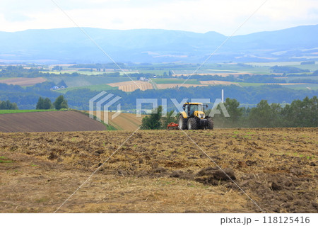 就実の丘　畑で農作業をするトラクター 118125416