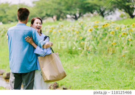 新緑の公園を散策するシニアカップル 新緑の公園を散策するシニアカップル 118125466