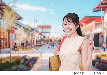 ショッピングモールで買い物をする若い女性 118125814
