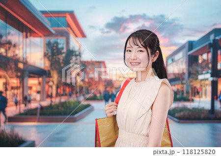ショッピングモールで買い物をする若い女性 ショッピングモールで買い物をする若い女性 118125820