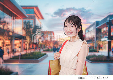ショッピングモールで買い物をする若い女性 118125821
