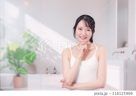 笑顔でビューティーケアをする若い女性 118125909