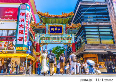 日本の横浜都市景観 賑わう横浜中華街・善隣門などを望む＝9月7日 118126062