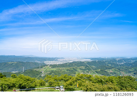 粟ヶ岳にある茶草場テラスから見た風景(静岡県) 118126093